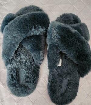 Victoria's Secret Plush Faux Fur Slippers in Teal